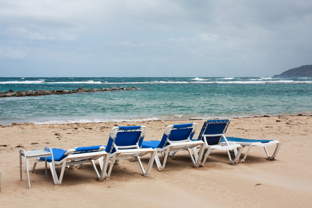 组的躺椅上平静的海滩