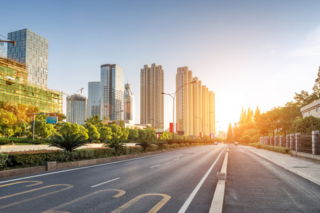 空荡荡的街道，在现代化的城市