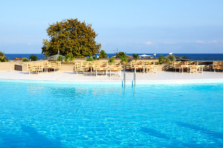 游泳池附近海滩上的豪华酒店 哈尔基迪基 希腊