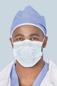 男性外科医生戴着面具