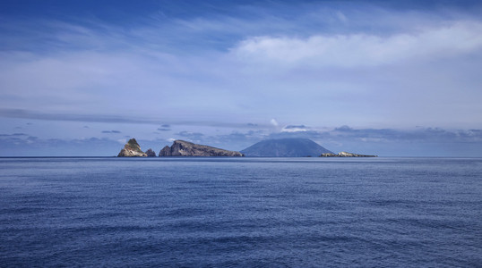 斯特龙博利火山岛屿从海的视图