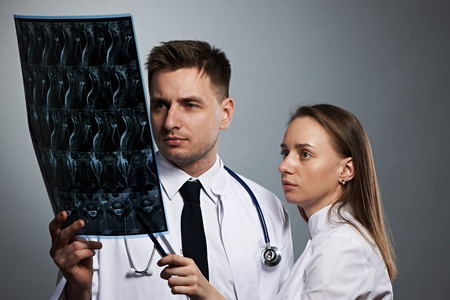 医生团队与脊髓磁共振成像扫描