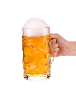 啤酒的泡沫在手中的马克杯