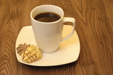 一杯咖啡和饼干