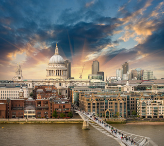 伦敦。美丽的千年桥和圣保罗 c 的鸟瞰图
