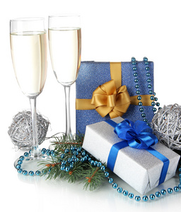 香槟及礼品盒白色上孤立的眼镜