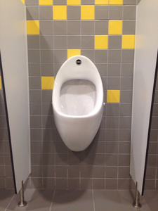 在黄色的公共厕所