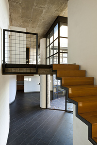 现代别墅内部，木制楼梯