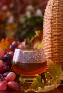 葡萄酒在秋天的环境中