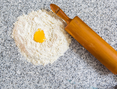 面粉，鸡蛋蛋黄和擀面杖
