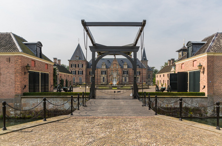 美丽的城堡城堡护城河和吊桥附近德尔在荷兰的  twickel