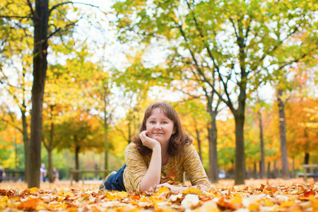 女孩在公园里享受明亮的秋天的一天