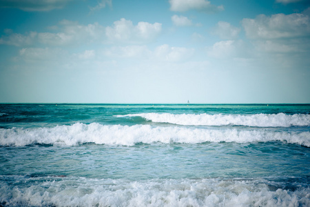 蓝色的大海和白色的海浪