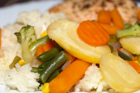 健康的饮食习惯。三文鱼配蔬菜