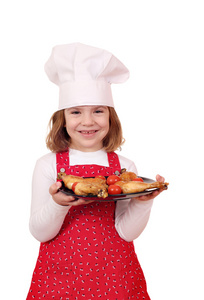 快乐的小女孩用鸡腿板上做饭