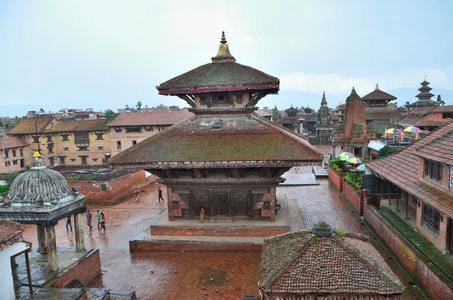 尼泊尔的场景 游客走在古杜巴广场在巴克塔普尔
