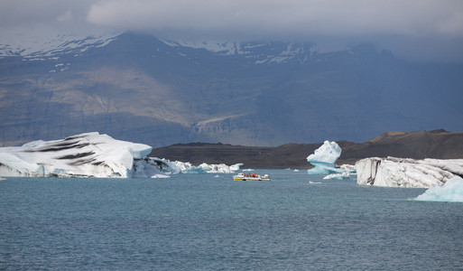 蓝色冰山 环礁湖和旅游船