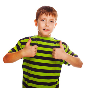 金发碧眼的小孩男孩一个穿着条纹衬衫，举起他的手指，sh