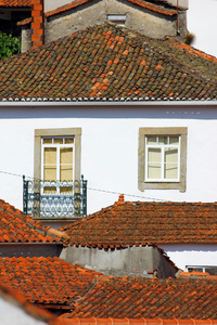 屋顶瓦片和窗户