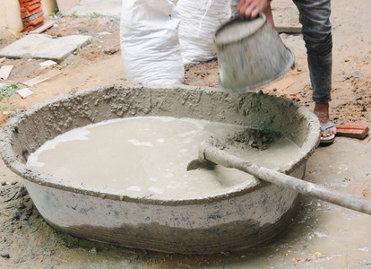 建筑工人搅拌水泥砂浆抹灰