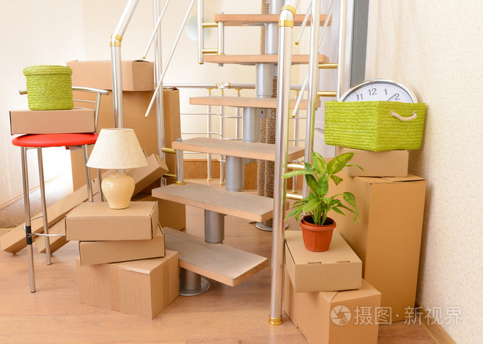 靠近楼梯的纸箱堆栈: 移动之家的构想