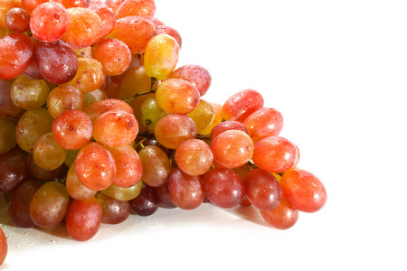 红提葡萄在白色背景上孤立