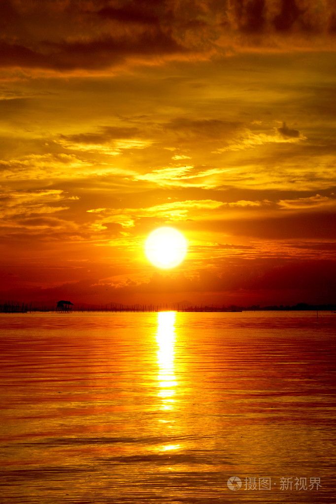 在黄昏的夕阳美丽的云彩金色天空