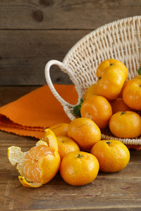 新鲜成熟橙色桔子 橘子 木制的桌子上
