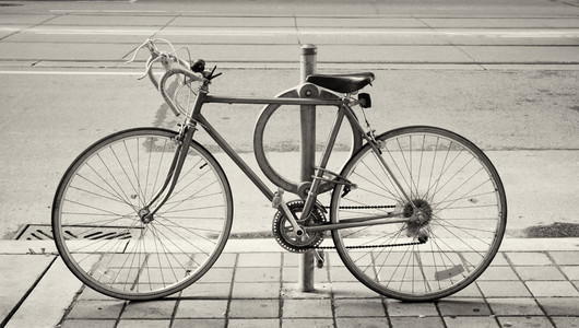 自行车停在街上