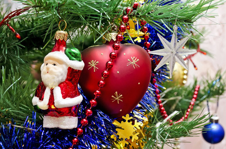 漂亮的玩具上一棵圣诞树, 圣诞老人 心脏和明星
