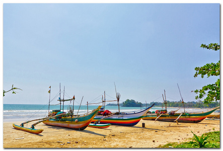 非接触式地处热带的海滩和棕榈树和渔船在斯里兰卡，welligama