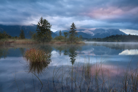 barmsee 湖上空的雨日出