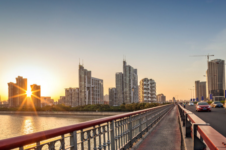 请参阅从桥上走过的城市风光