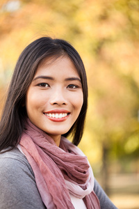 漂亮年轻的亚洲女子在户外