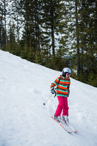在滑雪板上的女孩