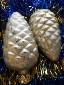 圣诞节和新年装饰两个金色松果上深蓝色的背景