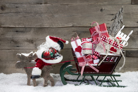 麋鹿拉用礼物的圣诞老人雪橇图片