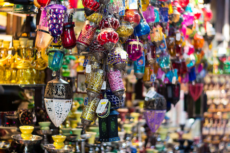 很多在迪拜朱美拉集市上旧老式彩灯