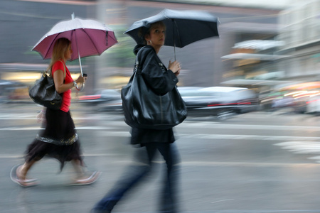 下雨天运动模糊图片