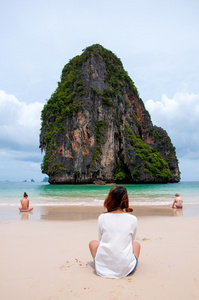 妇女坐在海边看海 岛上