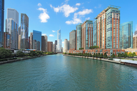 芝加哥，伊利诺斯州芝加哥河沿岸的城市天际线
