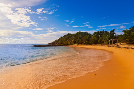 塞舌尔地处热带的海滩在日落时