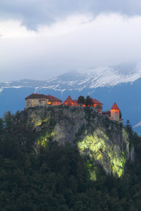 在晚上，阿尔卑斯山 欧洲 斯洛文尼亚布莱德的城堡
