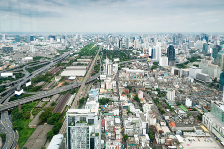 曼谷高速公路从彩虹天空酒店的全景。泰国