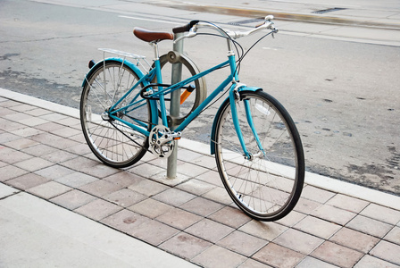 妇女的自行车停放在多伦多大街上