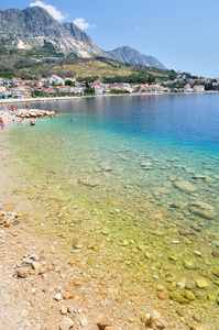 亚德里亚海在水晶般清澈的海水在克罗地亚 podgora