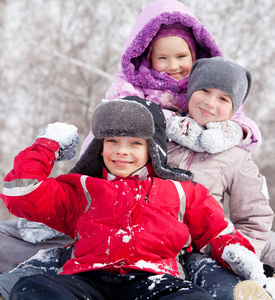 快乐的孩子在冬季公园