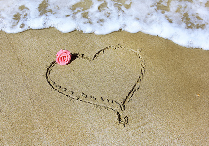 画一颗心与玫瑰和海
