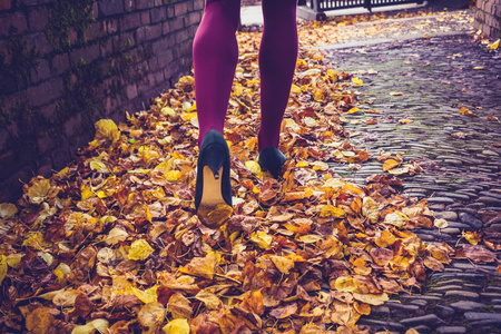 漫步在落叶的女人