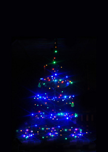蓝色的圣诞树上的灯